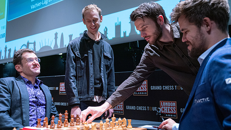 RAVENS: SPASSKY VS. FISCHER ACTORS MAKE THE CEREMONIAL FIRST MOVES AT THE LONDON CHESS CLASSIC